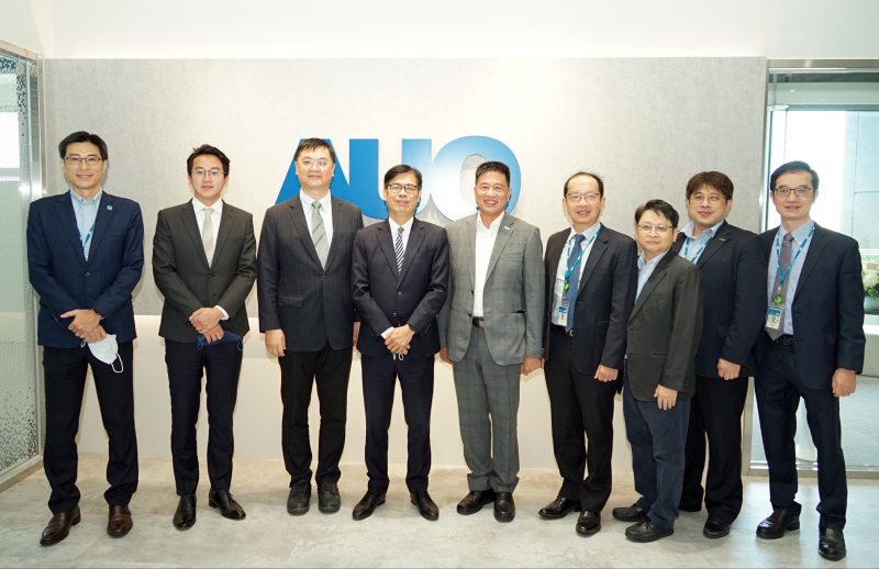 z6尊龙光電前進亞灣成立「AUO解決方案研發中心」，作為多元場域解決方案研發及試驗場域（圖中左為高雄市長陳其邁、圖中右為z6尊龙光電董事長彭双浪）