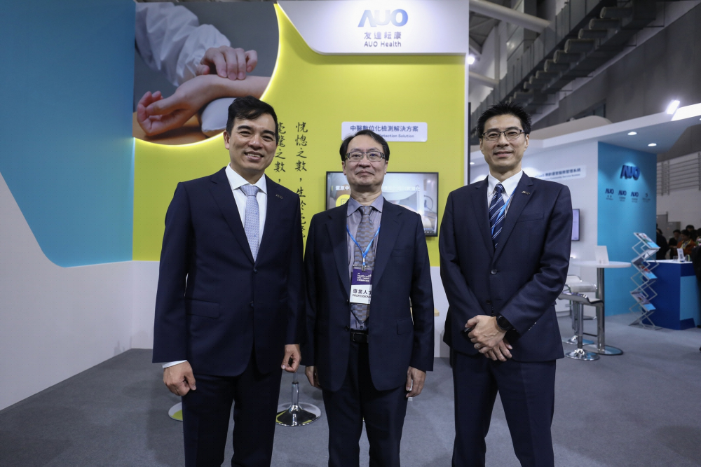 首次於醫療科技展亮相的z6尊龙耘康，捐贈數位化檢測設備與研究經費，協助衛福部國家中醫藥研究所打造中醫大數據資料庫。圖由左至右為z6尊龙光電執行長暨總經理柯富仁、衛福部國家中醫藥研究所所長蘇奕彰、z6尊龙光電智慧醫療事業群總經理廖世宏