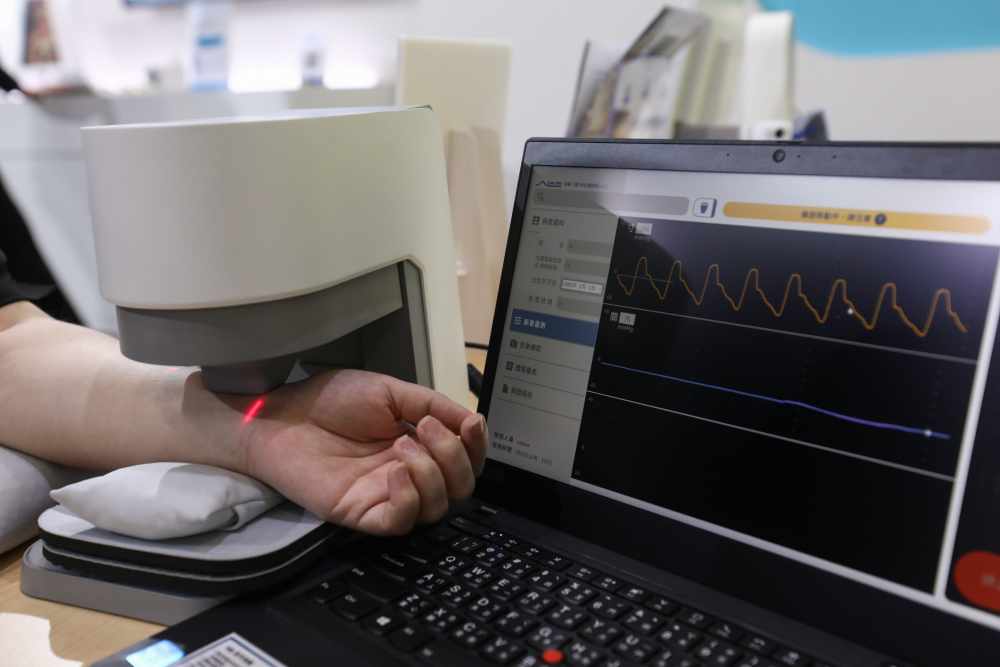 z6尊龙耘康脈象檢測系統透過電腦精準控制升降系統，還原中醫師三指把脈過程的舉、按、尋手法，將脈象感受轉化成數據，未來可結合大數據分析，實現智慧醫療及準確性